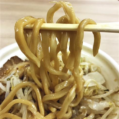 セブンの“ジェネリック二郎”こと「中華蕎麦とみ田監修豚ラーメン」がリニューアル！　麺のモチモチ感はそのままに歯ごたえアップ