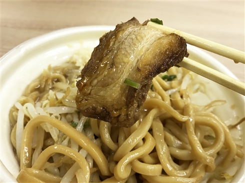 セブンの“ジェネリック二郎”こと「中華蕎麦とみ田監修豚ラーメン」がリニューアル！　麺のモチモチ感はそのままに歯ごたえアップ