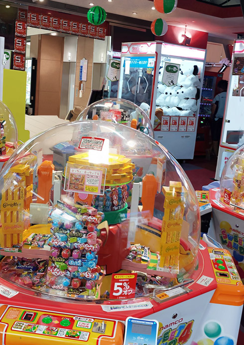 写真のように見えるゲームセンターの絵