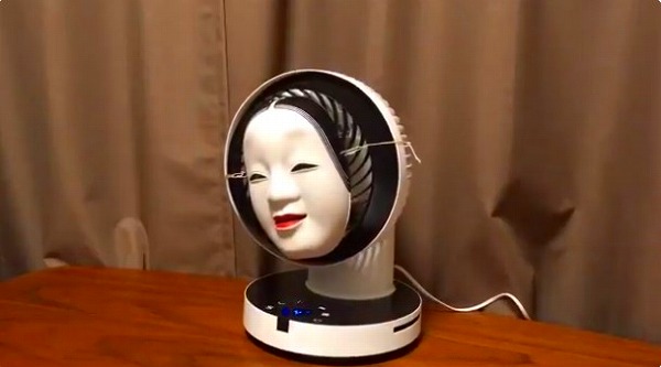 能面をつけたサーキュレーターがグルグル……　いろんな意味で涼しくなる動画