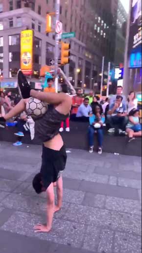 フリースタイルフットボール サッカー ニューヨーク タイムズスクエア 夢 Ryu Tricks