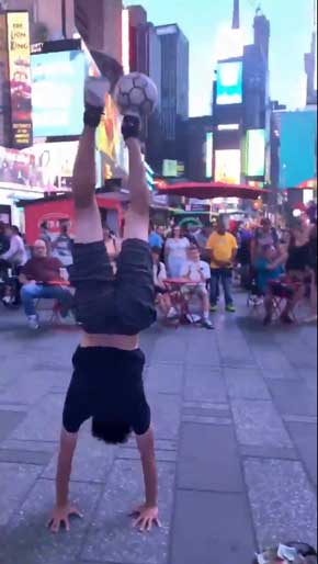 フリースタイルフットボール サッカー ニューヨーク タイムズスクエア 夢 Ryu Tricks