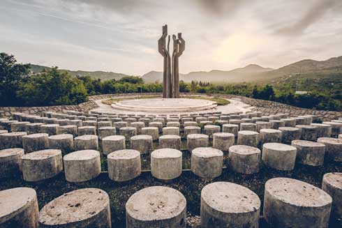 写真集 星野藍 旧共産遺産 廃墟 建築物 スポメニック 戦争記念碑