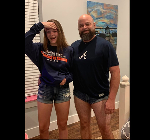 娘のショートパンツ短すぎ　パパの体当たりな教育に高評価殺到