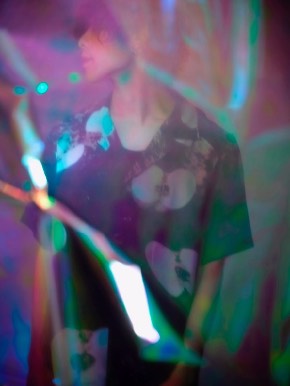 「二ノ国」主題歌「MOIL」を歌う須田景凪さん