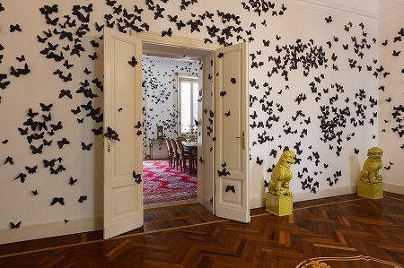 紙でできた黒蝶の群れ