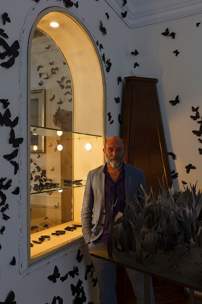 紙でできた黒蝶の群れ