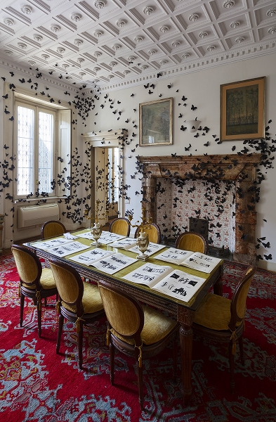 紙でできた黒蝶の群れ