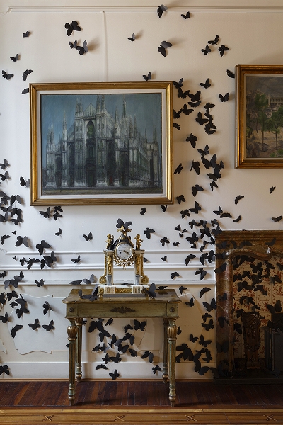 紙でできた黒蝶の群れ