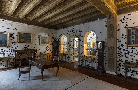 紙でできた黒蝶の群れ