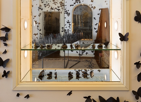 紙でできた黒蝶の群れ