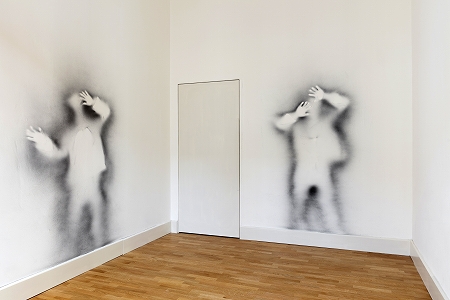 紙でできた黒蝶の群れ