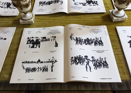 紙でできた黒蝶の群れ