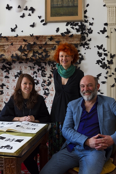 紙でできた黒蝶の群れ