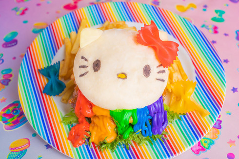 原宿のアイコンがハローキティ色にドレスアップ！ KAWAII