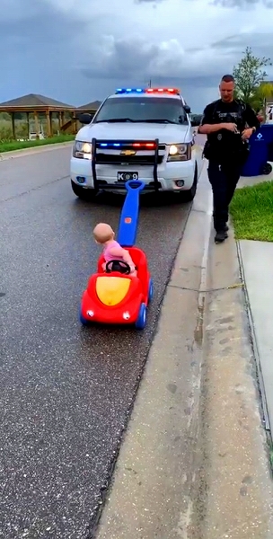 赤ちゃんと警察官