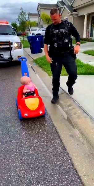 赤ちゃんと警察官