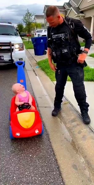 赤ちゃんと警察官