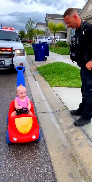 赤ちゃんと警察官