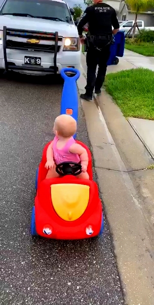 赤ちゃんと警察官