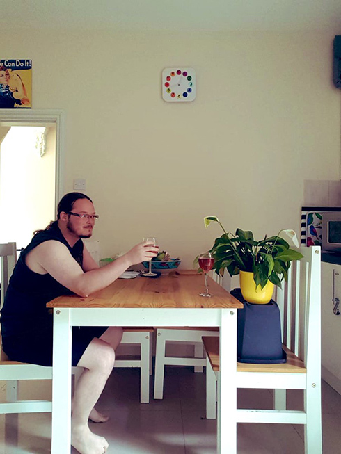 「観葉植物を世話しておいて」　植物と読書やカードゲームで遊ぶ写真が送られてくる