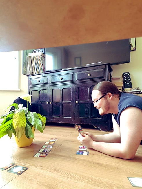 「観葉植物を世話しておいて」　植物と読書やカードゲームで遊ぶ写真が送られてくる