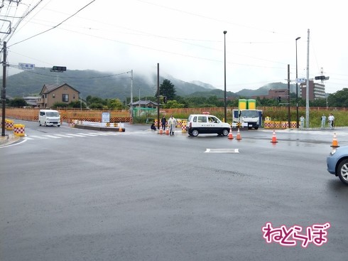 開通を控え、パトカーがやってくる