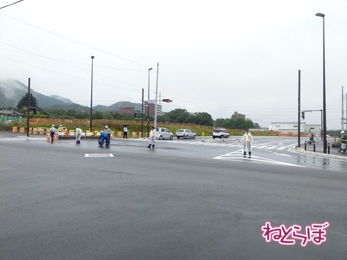 開通5分前、道路ファンの車が