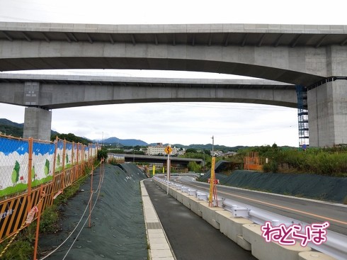 既存の市道から完成区間を見る