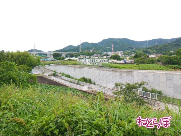 未完成区間にある事業案内の看板