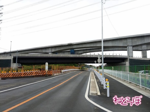 既存市道から603号バイパスと新東名を見上げる