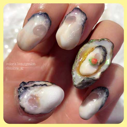 爪の上に生牡蠣が……!? リアルでおいしそうな「牡蠣ネイル」が