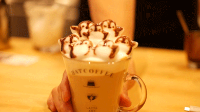 ペンギンの3Dラテアートの写真