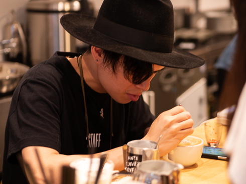 ラテアートをするまっつんさん