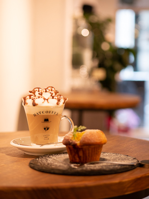 店内とラテアートの写真