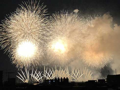 足立区 花火大会 屋上 5人組 エモ 写真 よく見たら 貯水タンク