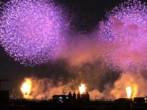 足立区 花火大会 屋上 5人組 エモ 写真 よく見たら 貯水タンク