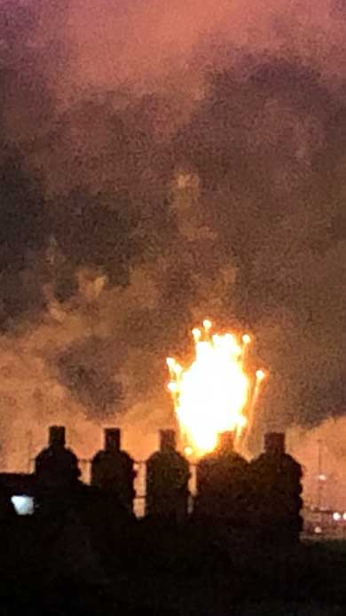 足立区 花火大会 屋上 5人組 エモ 写真 よく見たら 貯水タンク