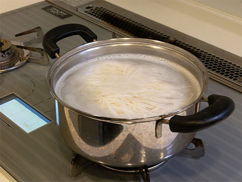 そうめんをゆでるところ