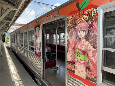 弘南鉄道桜ミクラッピング電車