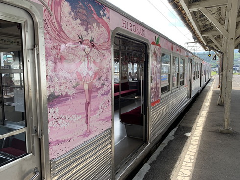 弘南鉄道桜ミクラッピング電車