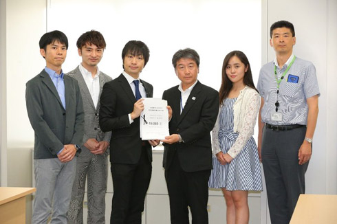 署名提出式の様子