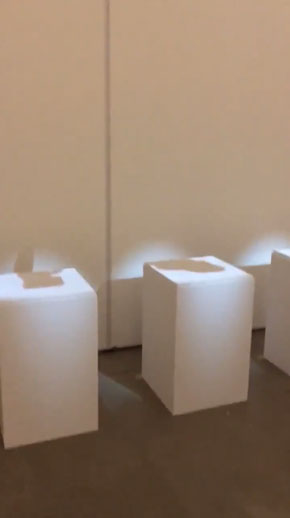 何も無い 懐中電灯 影ができる 不可視彫像 坪倉輝明 展示 アート VR プロジェクションマッピング
