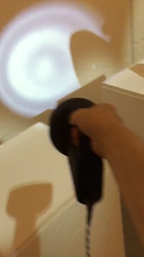 何も無い 懐中電灯 影ができる 不可視彫像 坪倉輝明 展示 アート VR プロジェクションマッピング