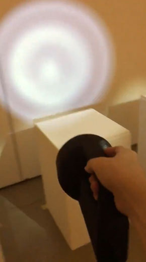 何も無い 懐中電灯 影ができる 不可視彫像 坪倉輝明 展示 アート VR プロジェクションマッピング