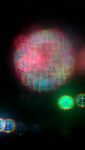 ドラえもんメガネで見た花火　ドラえもんが消えてかけている