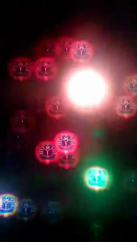 ドラえもんメガネで見た花火　中央に明るい光