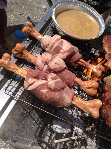 バーベキューでマンガ肉を焼く様子