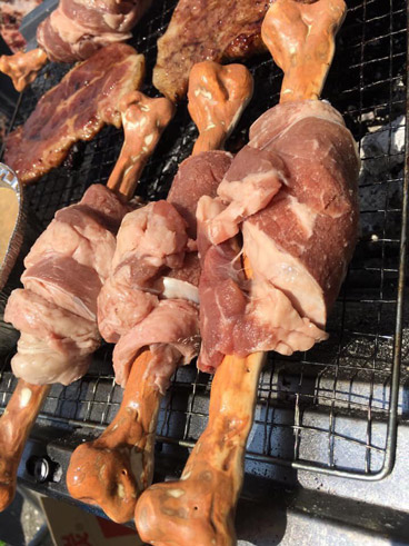 バーベキューでマンガ肉を焼く様子