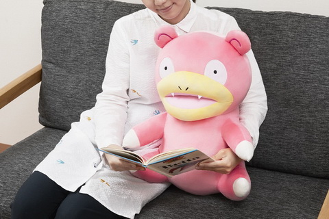 ぼんやり具合もかわいいヤドンのPCクッション、ヤドンの日から予約販売